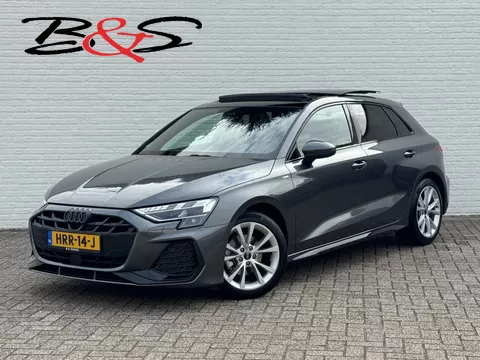 Audi A3 SPORTBACK 30 TFSI S-Line edition Automaat Achteruitrijcamera Navi Carplay All-Seasonbanden Clima S-line binnen en buiten